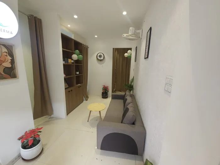 Rederma waiting area with sofa, plants and shelves